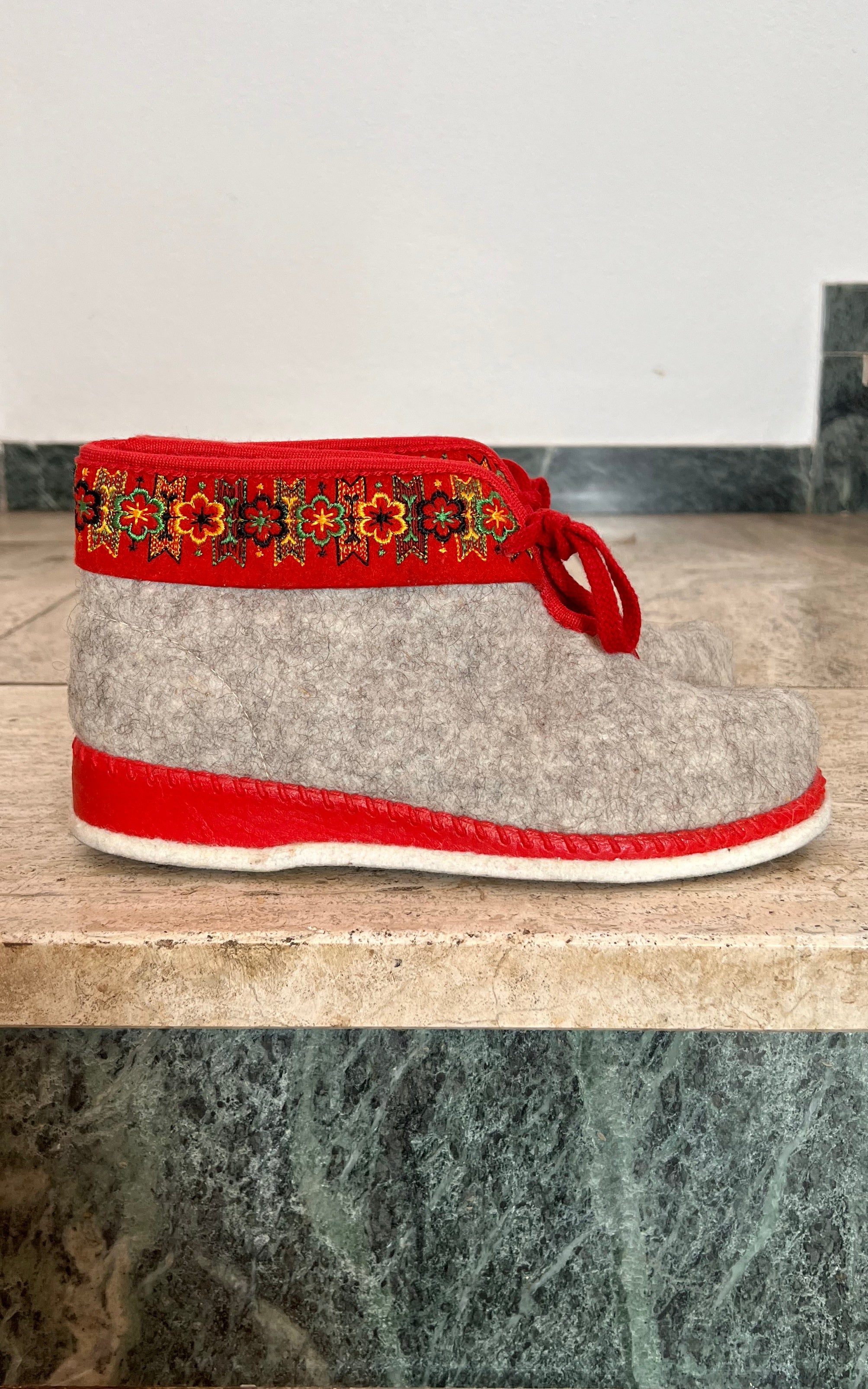 Vintage Folklore Housewarmers 40