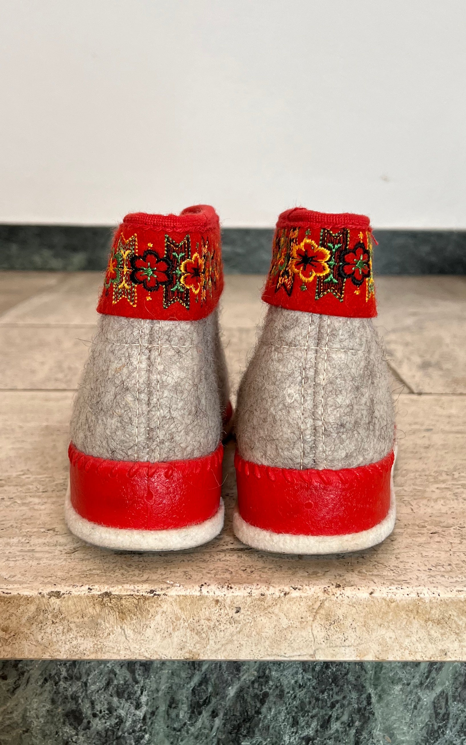 Vintage Folklore Housewarmers 40