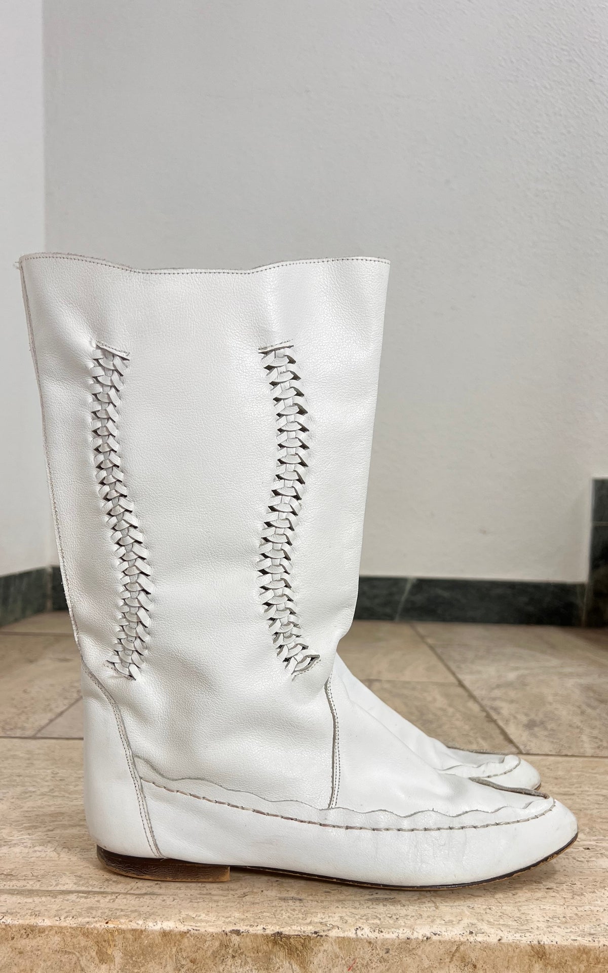 Vintage White Leather Boots – Size EU 41