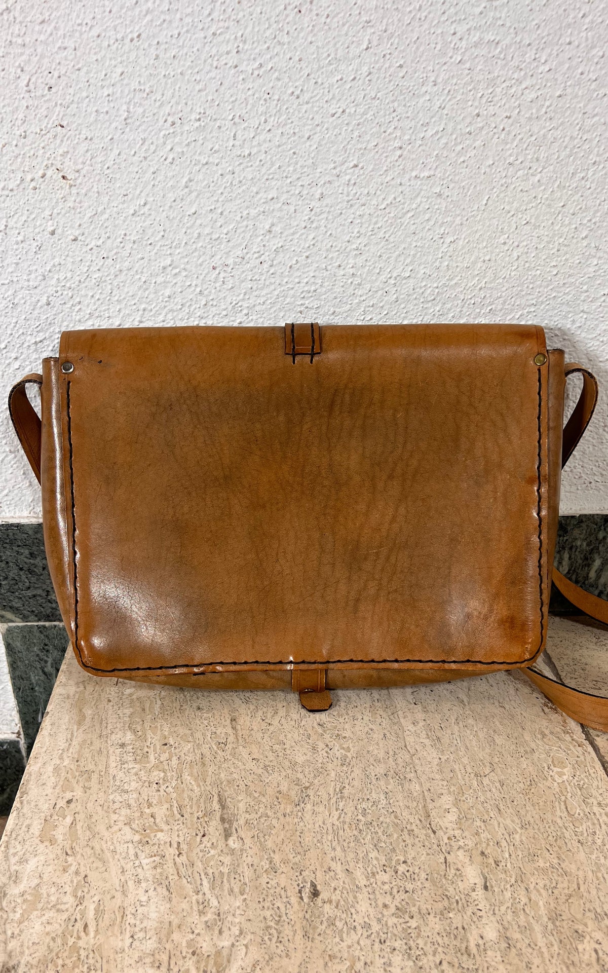 1970s Vintage Tan Leather Satchel with Contrast Stitching