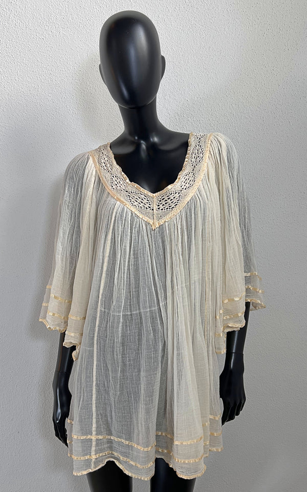 Top vintage con maniche ad angelo in garza di cotone