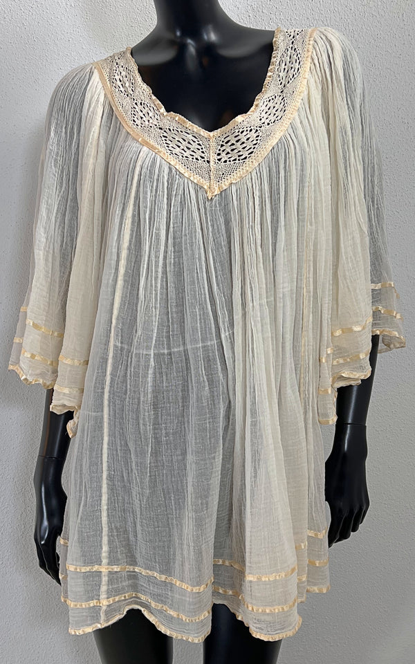 Top vintage con maniche ad angelo in garza di cotone