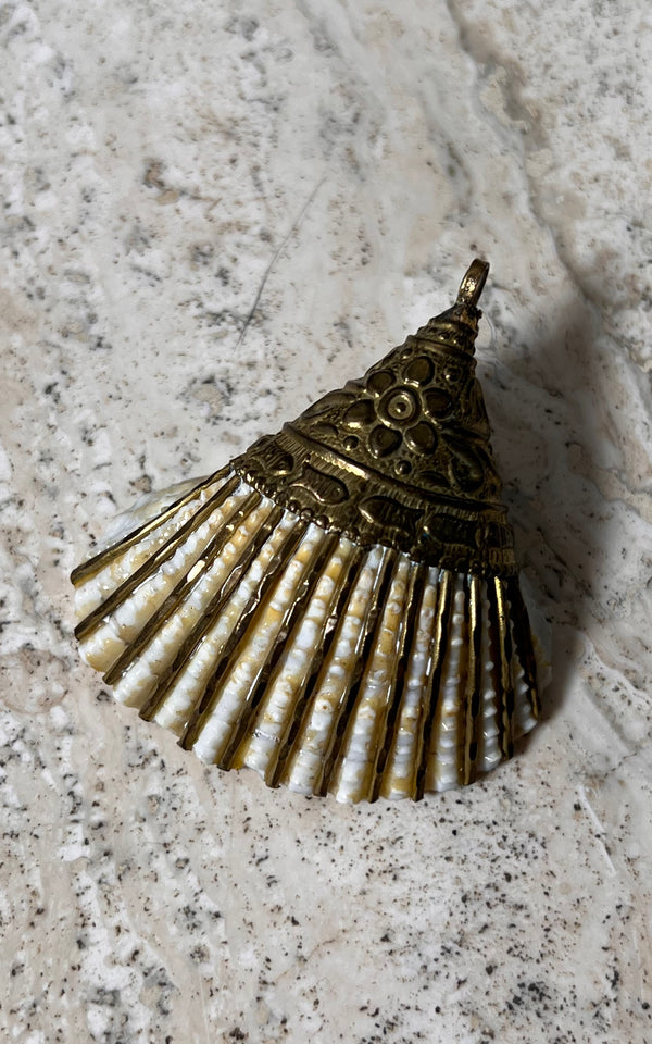 1968 VINTAGE X BOHEMIAN BOTANICALS Vintage Shell Necklace Charm