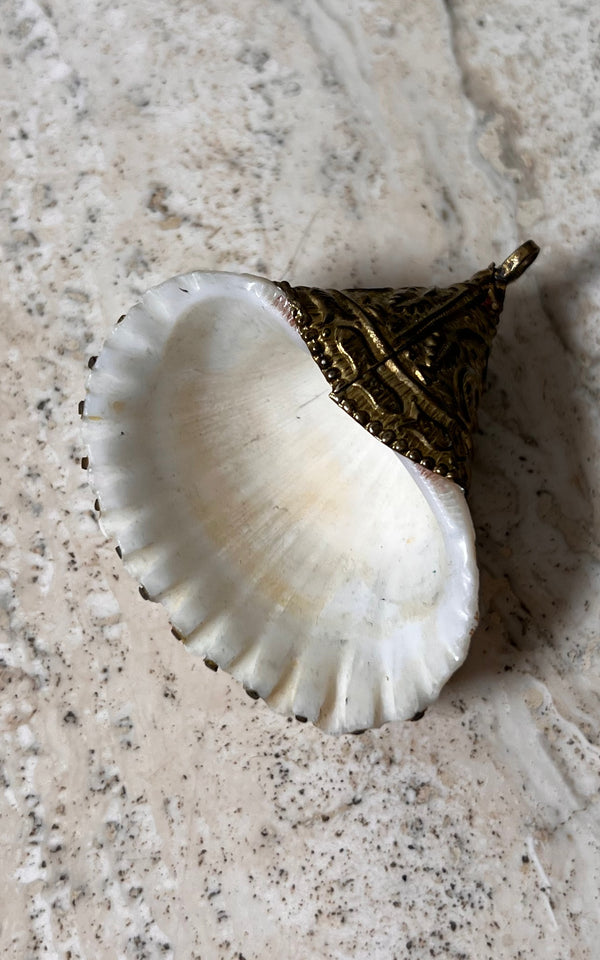 1968 VINTAGE X BOHEMIAN BOTANICALS Vintage Shell Necklace Charm