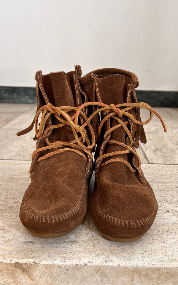 Minnetonka Boots 40