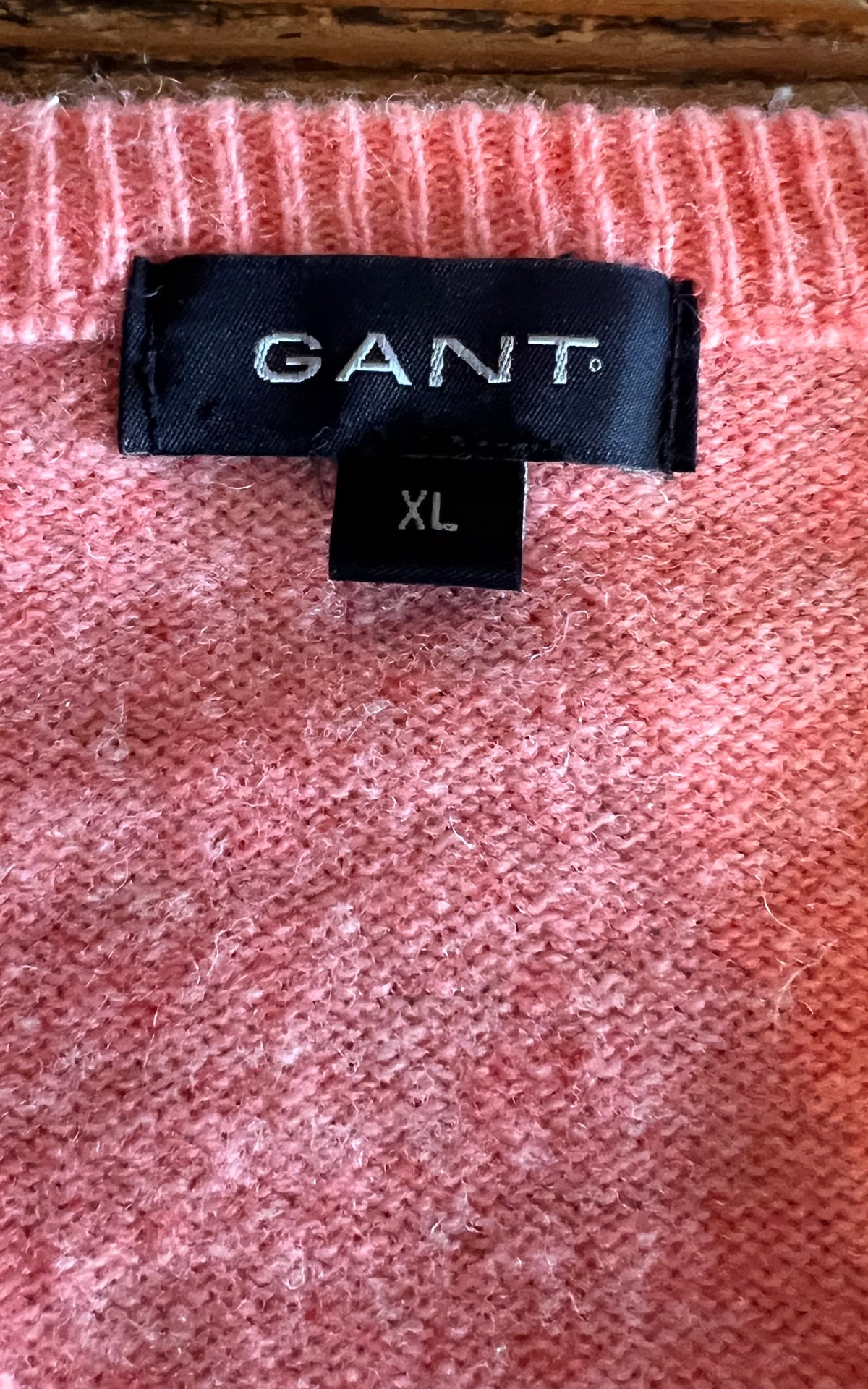 GANT MENS Lambswool V-Neck Sweater – Coral Pink