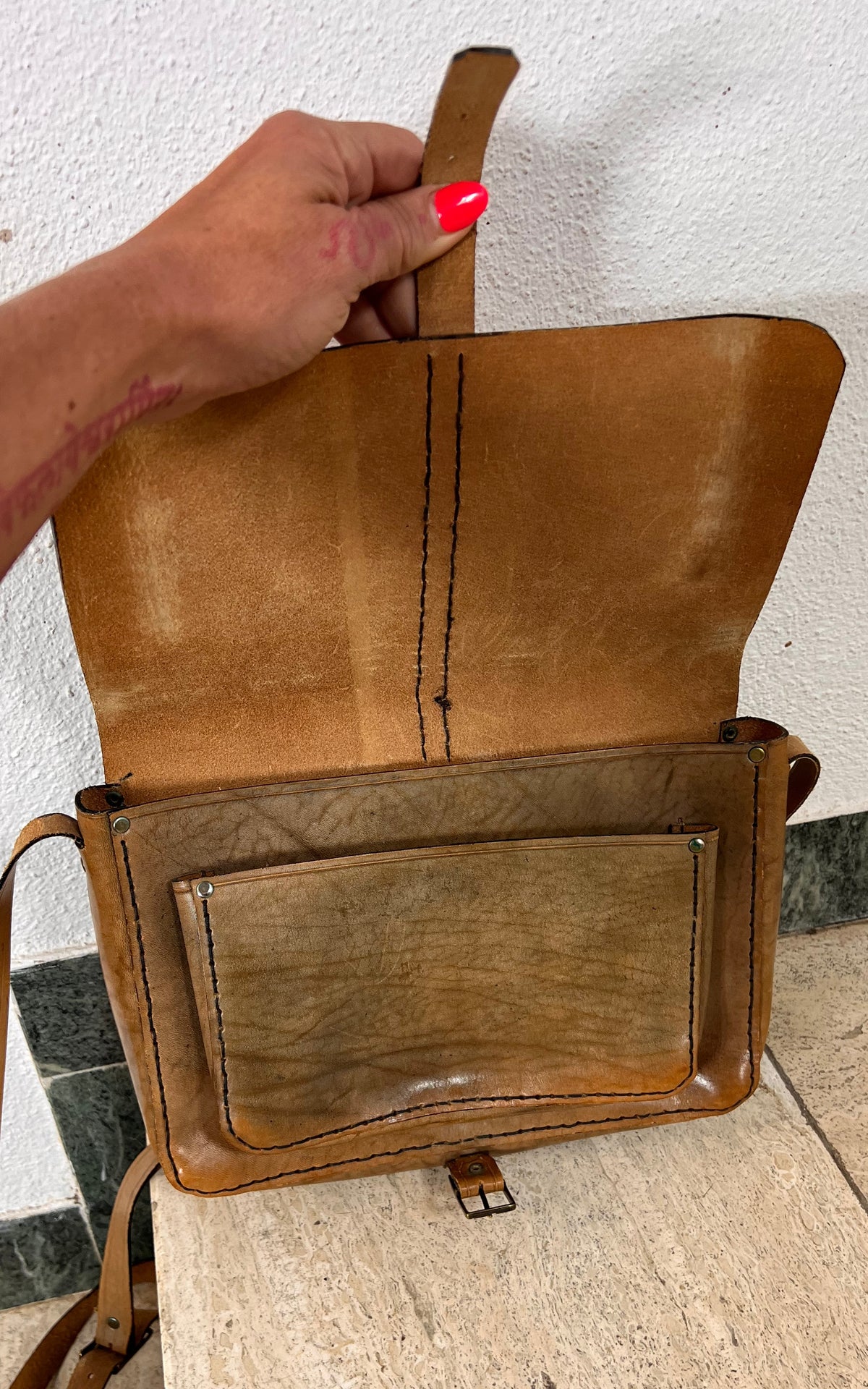 1970s Vintage Tan Leather Satchel with Contrast Stitching